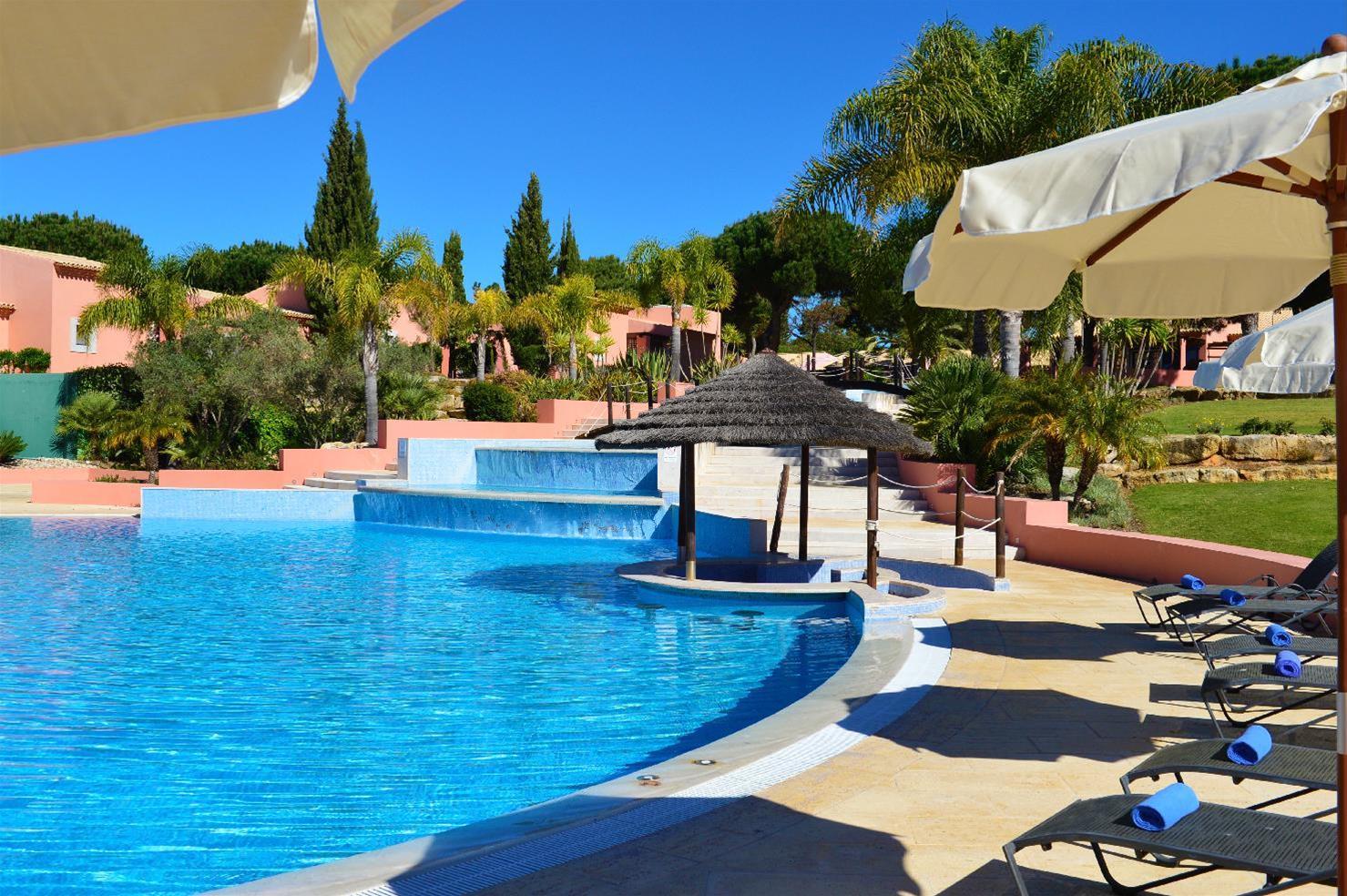 فندق بيستانا فيلا سول غولف آند ريزورت فيلامورا المظهر الخارجي الصورة A swimming pool at a resort in Portugal