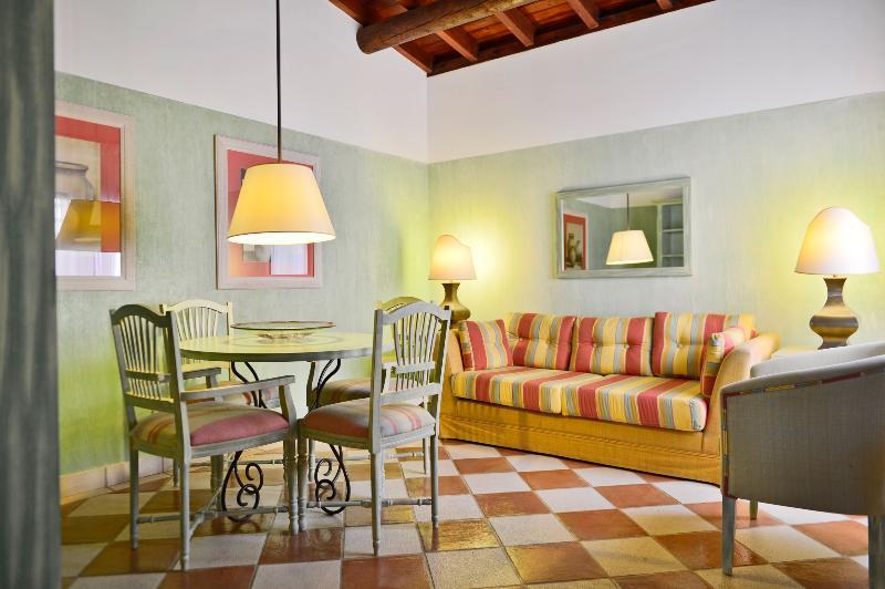 فندق بيستانا فيلا سول غولف آند ريزورت فيلامورا المظهر الخارجي الصورة A living room in a typical apartment