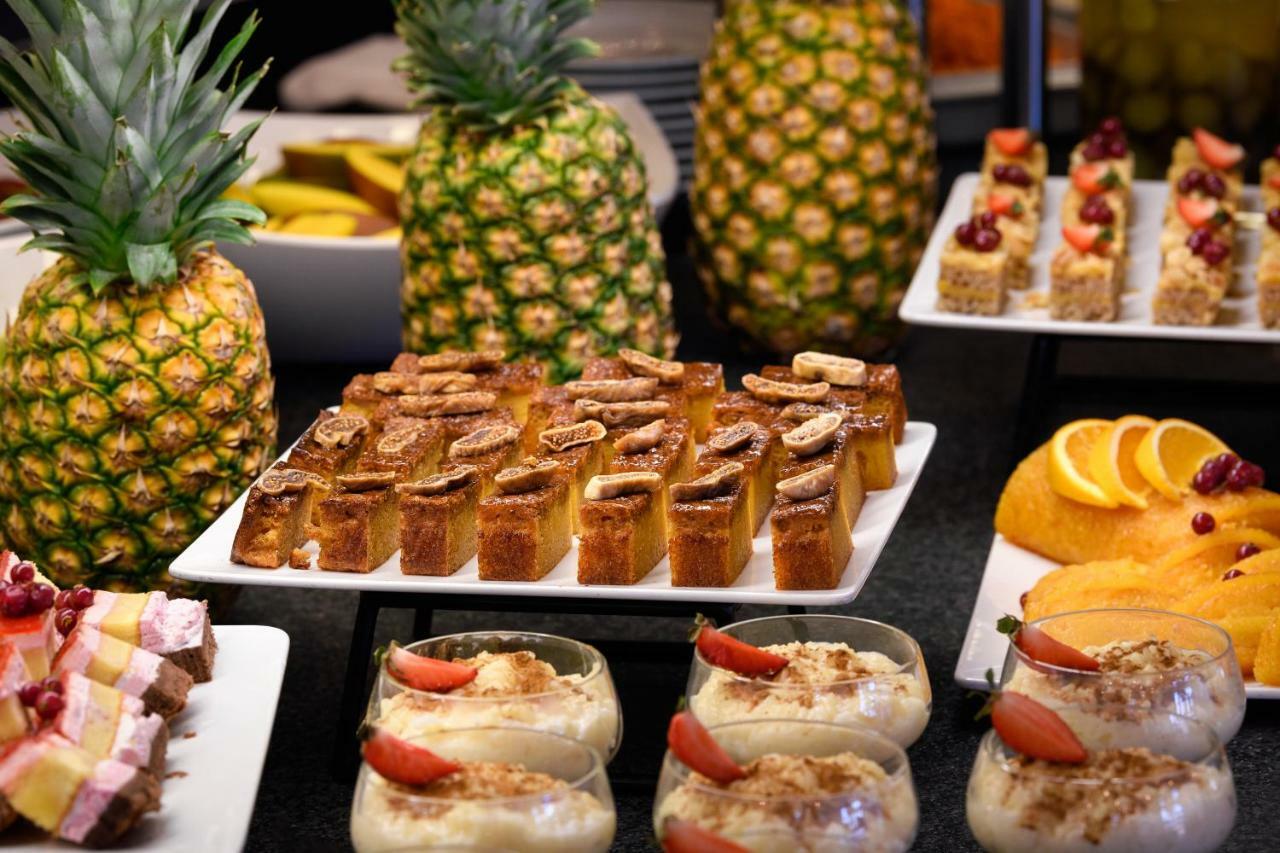 فندق بيستانا فيلا سول غولف آند ريزورت فيلامورا المظهر الخارجي الصورة A selection of desserts