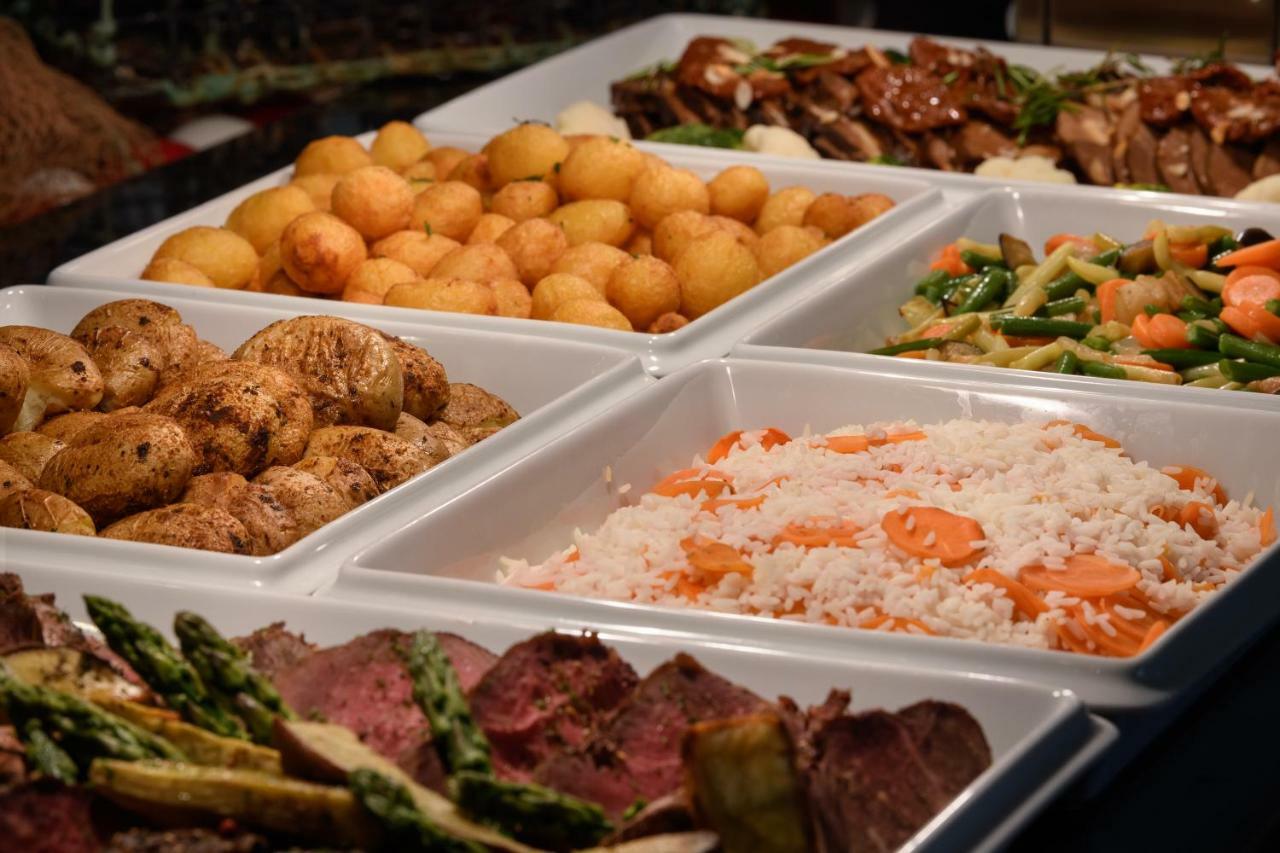 فندق بيستانا فيلا سول غولف آند ريزورت فيلامورا المظهر الخارجي الصورة A selection of prepared foods at a buffet