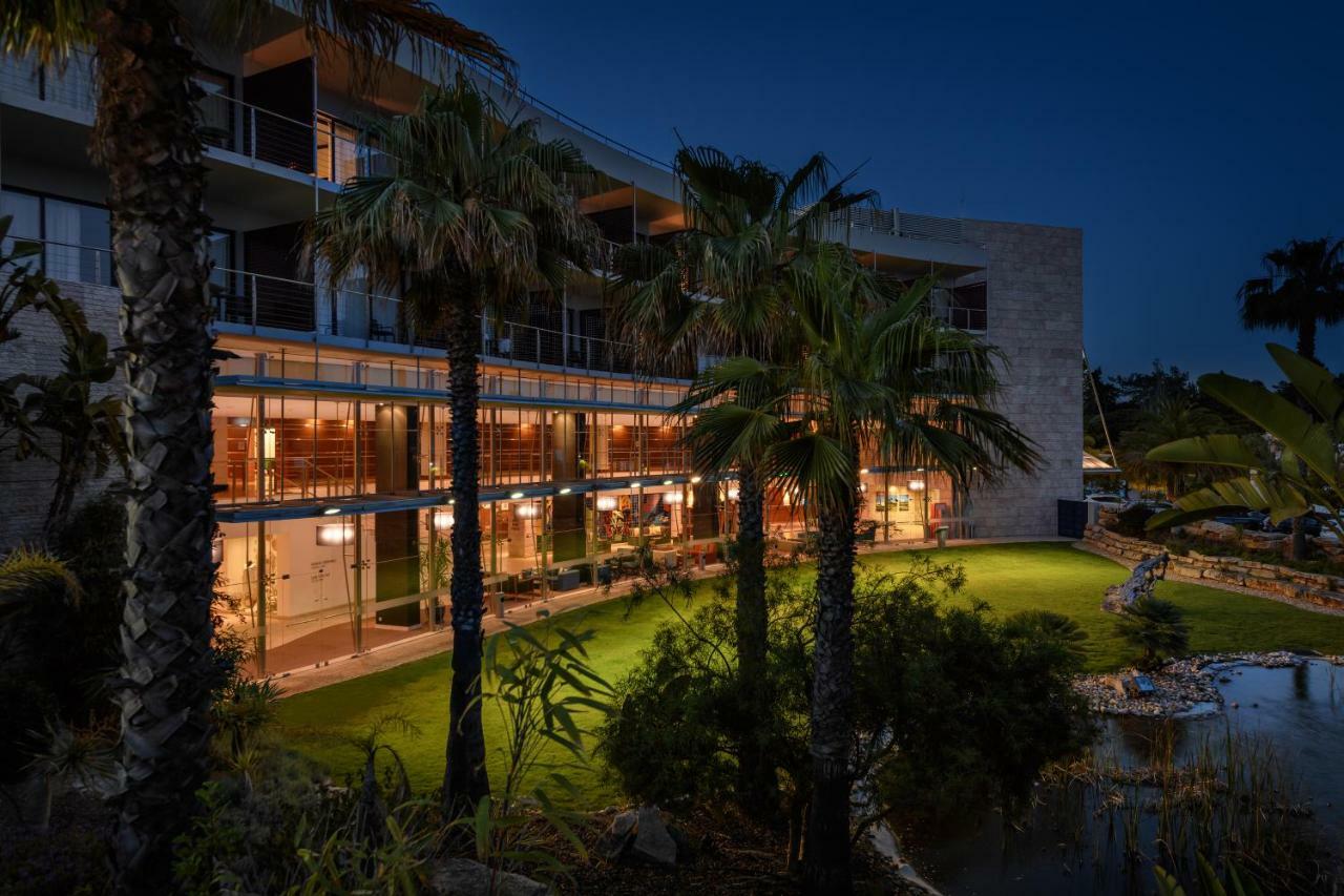 فندق بيستانا فيلا سول غولف آند ريزورت فيلامورا المظهر الخارجي الصورة The hotel at night