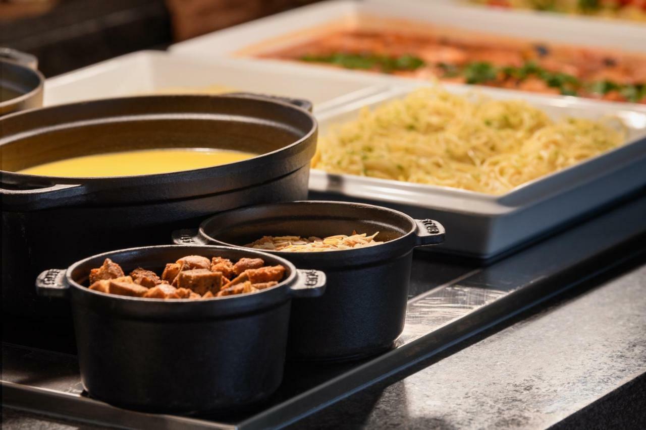 فندق بيستانا فيلا سول غولف آند ريزورت فيلامورا المظهر الخارجي الصورة A selection of food at a buffet